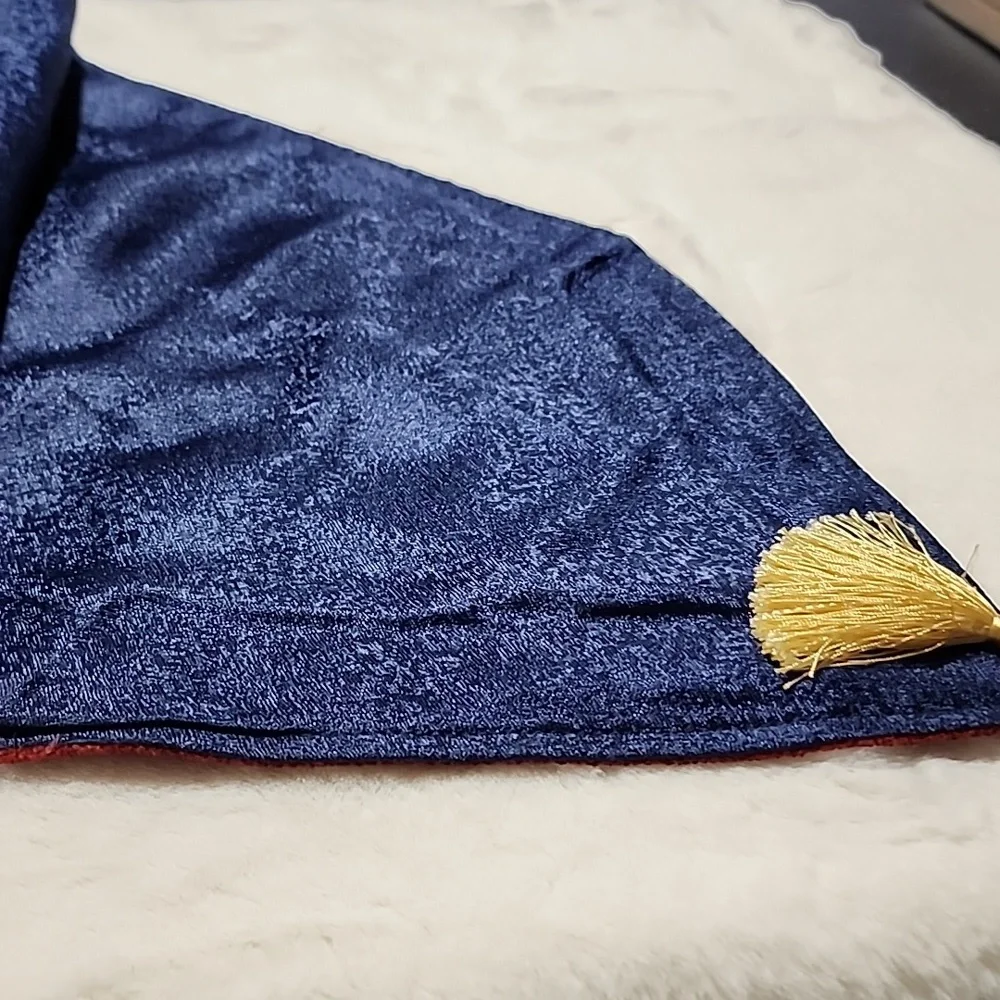 REVERSIBLE TABLE RUNNER WITH GOLD TASSELS - Picture 6 of 7